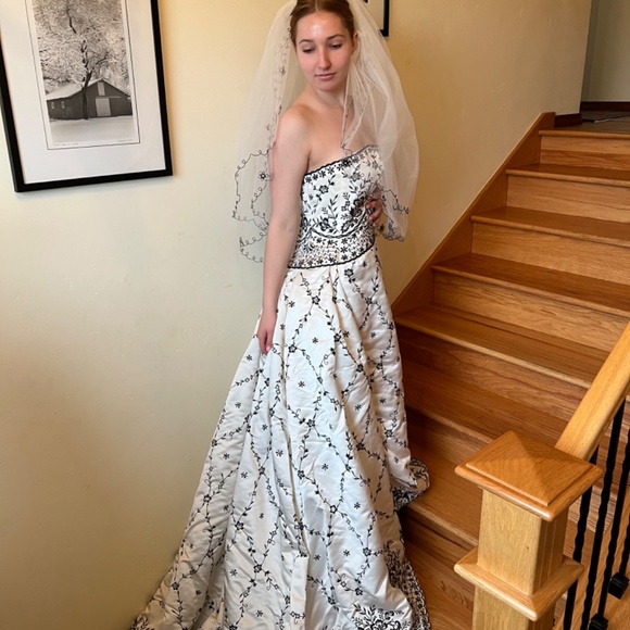 Black and white embroidered wedding dress - Picture 13 of 14